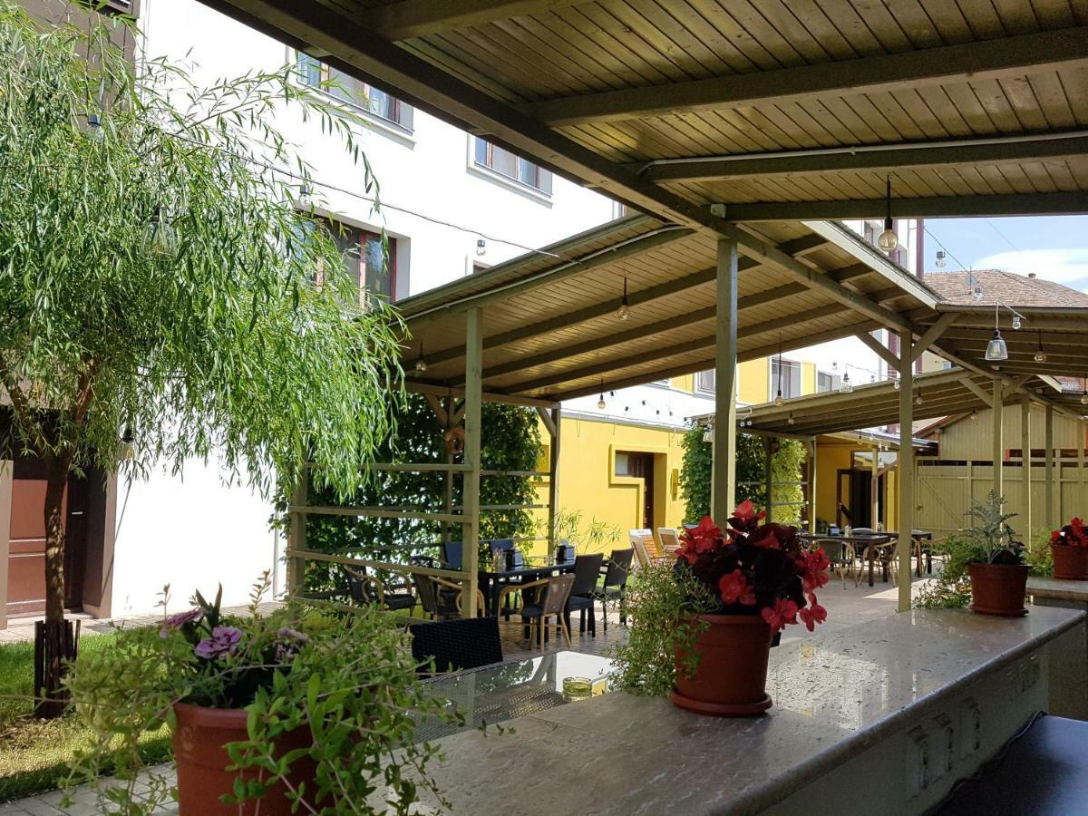 Hotel Dacor Orastie Exterior photo
